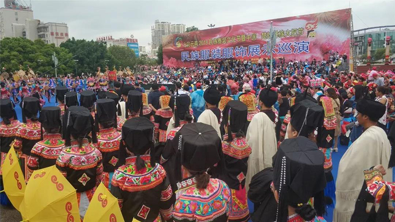 2018楚雄彝族火把節(jié)民族服裝服飾巡演，滿城盡是靚女花衣裳(