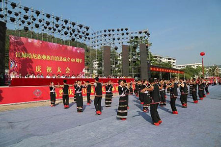 霓裳民族服飾——一城連三國(guó)的江城哈尼族彝族自治縣60周年慶典晚會(huì)舞臺(tái)民族服飾、演出服裝定制案例